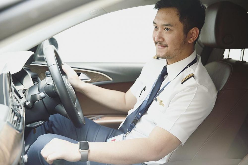 10 Gaya Haydar Pratama, pilot ganteng mantan kekasih Kahiyang Ayu