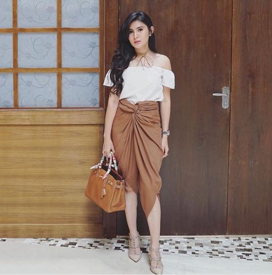 10 Gaya hidup Angela Lee, artis yang hampir bunuh diri karena utang 