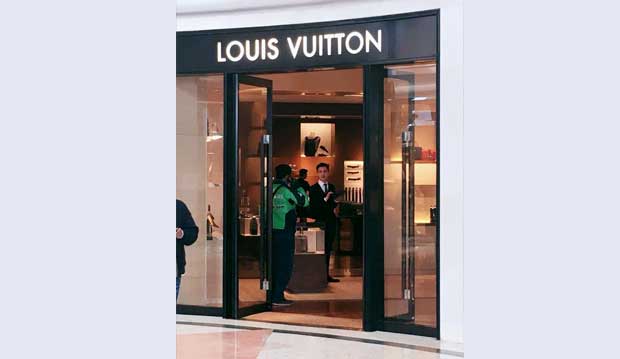 3 Kisah ojek online yang bikin heboh, beli tas mewah sampai naik heli 