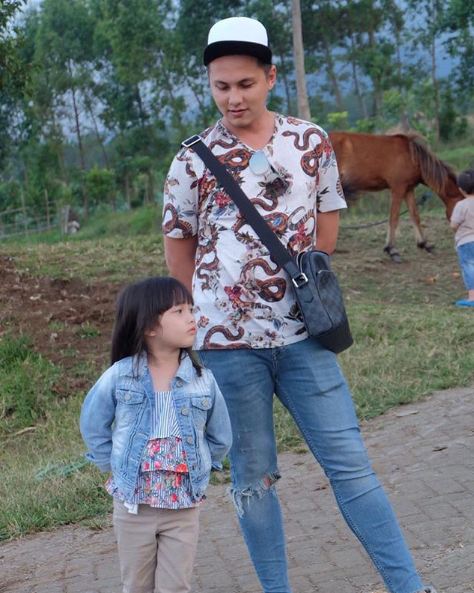 9 Foto kedekatan artis ganteng dengan putri kecilnya ini lucu