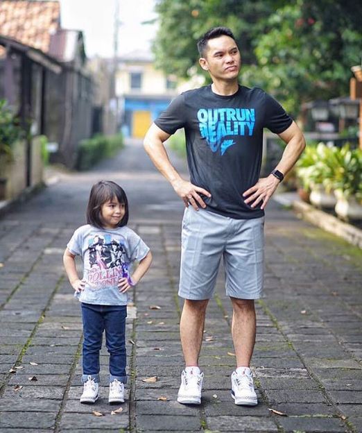 9 Foto kedekatan artis ganteng dengan putri kecilnya ini lucu