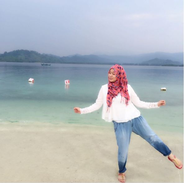 10 Potret Poppy Dewinta, calon kakak ipar Kahiyang yang hobi traveling