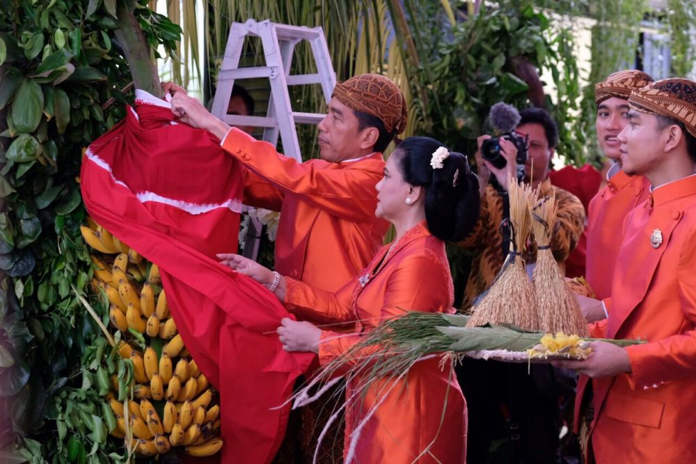 9 Potret suasana sakral rangkaian prosesi siraman Kahiyang Ayu