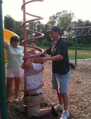 15 Momen orang terjebak di tempat tak biasa ini bikin tepuk jidat