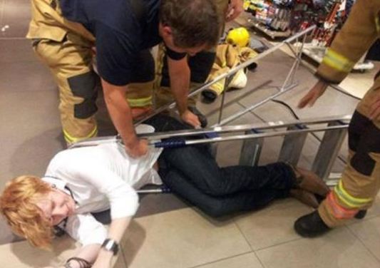 15 Momen orang terjebak di tempat tak biasa ini bikin tepuk jidat