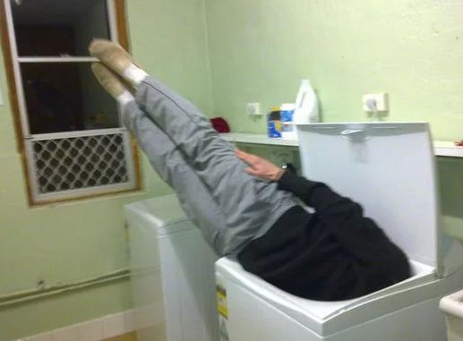 15 Momen orang terjebak di tempat tak biasa ini bikin tepuk jidat