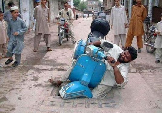 15 Momen orang terjebak di tempat tak biasa ini bikin tepuk jidat