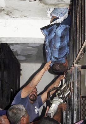 15 Momen orang terjebak di tempat tak biasa ini bikin tepuk jidat