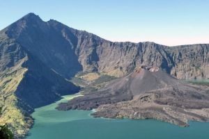 10 Destinasi wisata halal Tanah Air yang bikin jatuh cinta turis manca