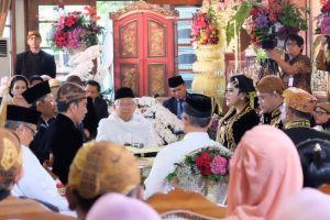 Ini cuitan pertama Jokowi usai menikahkan Kahiyang dan Bobby