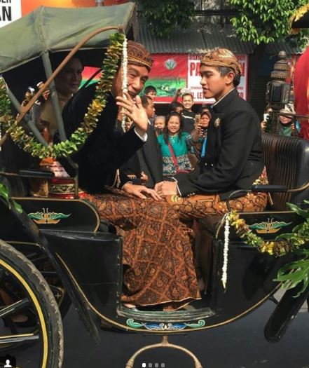 5 Gaya Jokowi saat kirab pernikahan Kahiyang-Bobby, penuh senyum