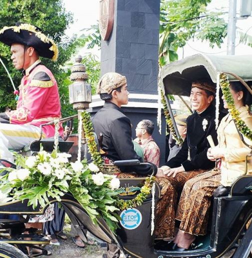 5 Gaya Jokowi saat kirab pernikahan Kahiyang-Bobby, penuh senyum
