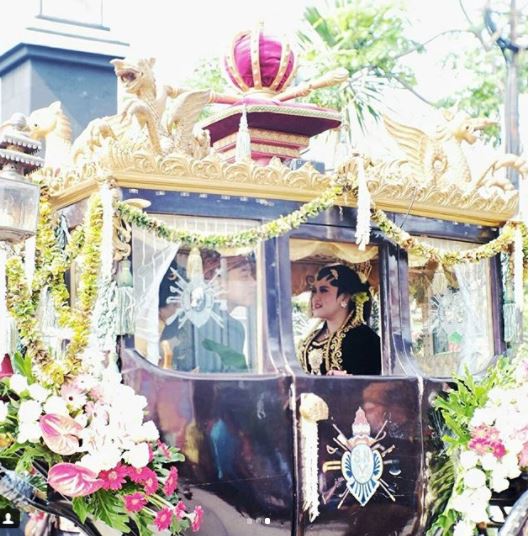 5 Gaya Jokowi saat kirab pernikahan Kahiyang-Bobby, penuh senyum