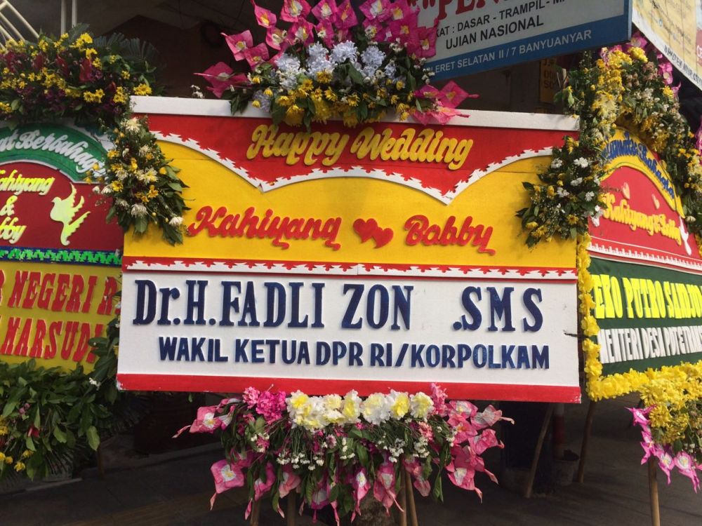 Tak datang, Fadli Zon tetap kirim karangan bunga buat Kahiyang-Bobby