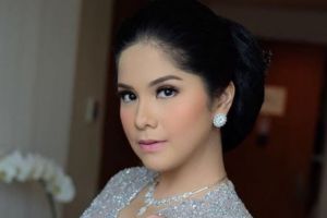 Persiapan 5 seleb ke resepsi Kahiyang, ada yang berkebaya Rp 125 juta