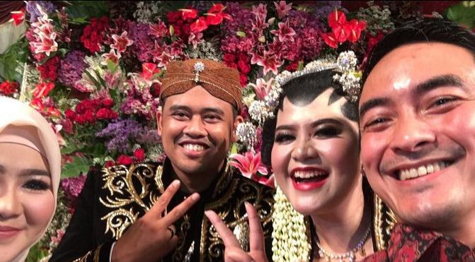 5 Aksi selfie tamu dengan mempelai Kahiyang-Bobby, beruntung banget