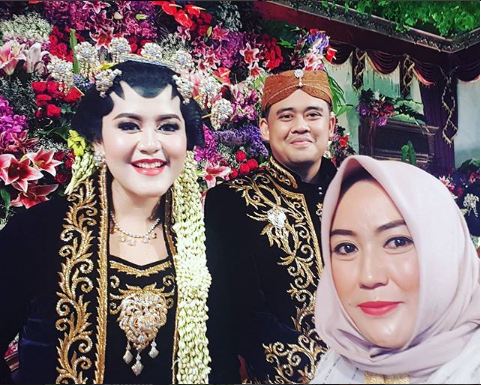 5 Aksi selfie tamu dengan mempelai Kahiyang-Bobby, beruntung banget