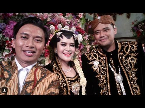 5 Aksi selfie tamu dengan mempelai Kahiyang-Bobby, beruntung banget