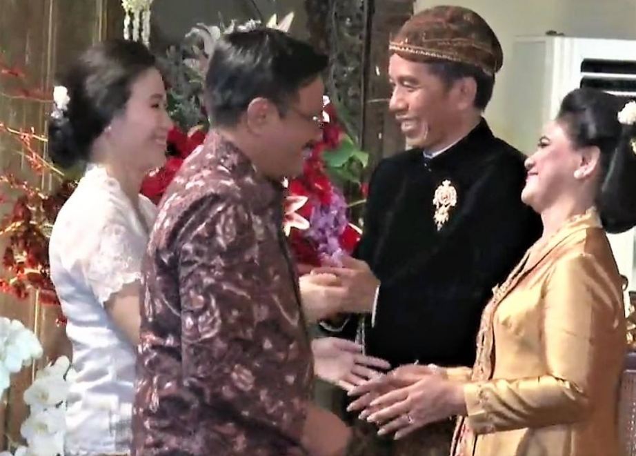 Veronica Tan menangis di pelukan ibu Iriana saat pernikahan Kahiyang