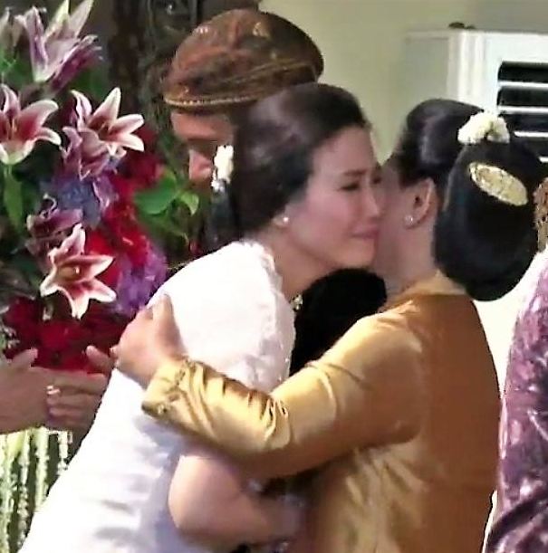 Veronica Tan menangis di pelukan ibu Iriana saat pernikahan Kahiyang