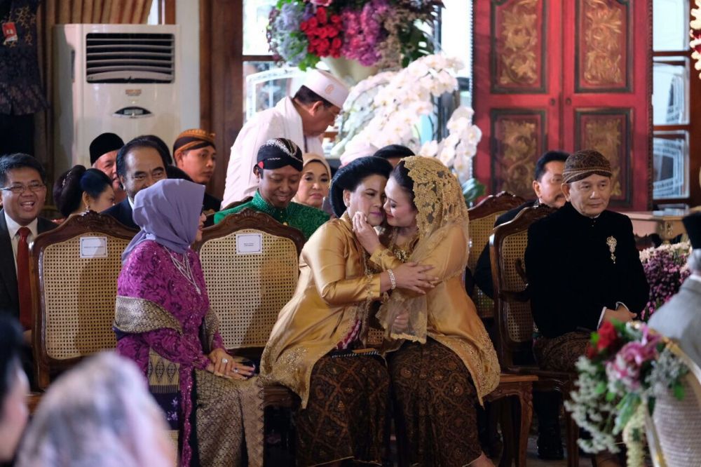 5 Potret paling haru di pernikahan Kahiyang-Bobby, awas ikutan nangis