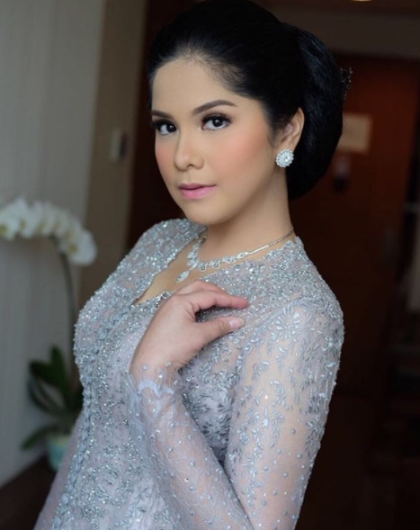 Begini gaya 6 seleb saat hadiri resepsi Kahiyang-Bobby 