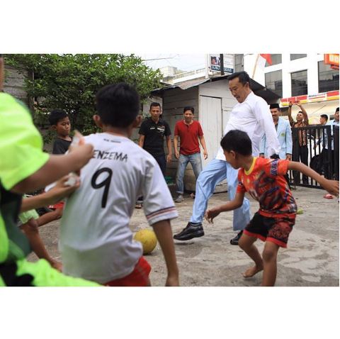 Gaya Imam Nahrawi main 5 jenis olahraga, ada tenis meja pakai kepala