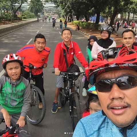 Gaya Imam Nahrawi main 5 jenis olahraga, ada tenis meja pakai kepala