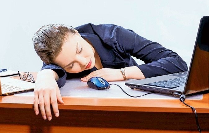 Kerap tidur di meja kantor, lengan wanita ini terpaksa harus dioperasi