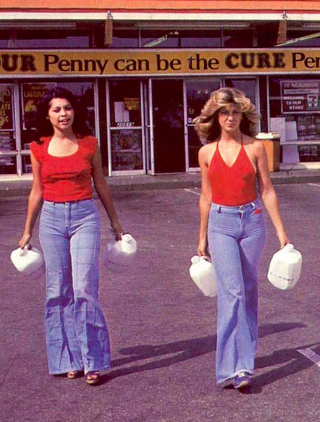 20 Gaya fashion cewek 1970 an rok mini dan celana gemes 
