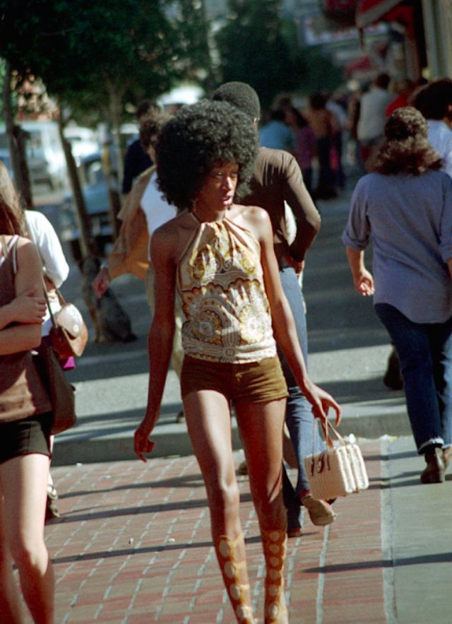 20 Gaya fashion cewek 1970-an, rok mini dan celana gemes di mana-mana