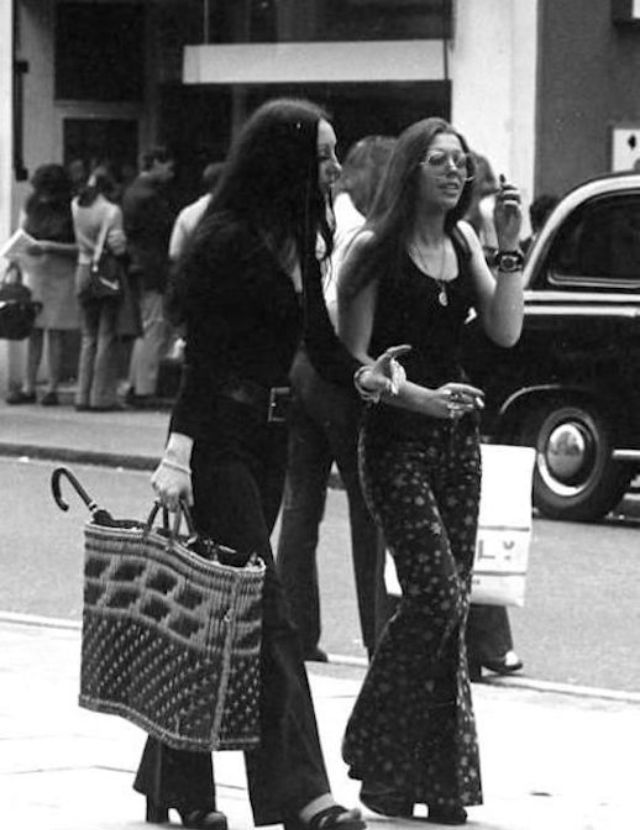 20 Gaya fashion cewek 1970-an, rok mini dan celana gemes di mana-mana