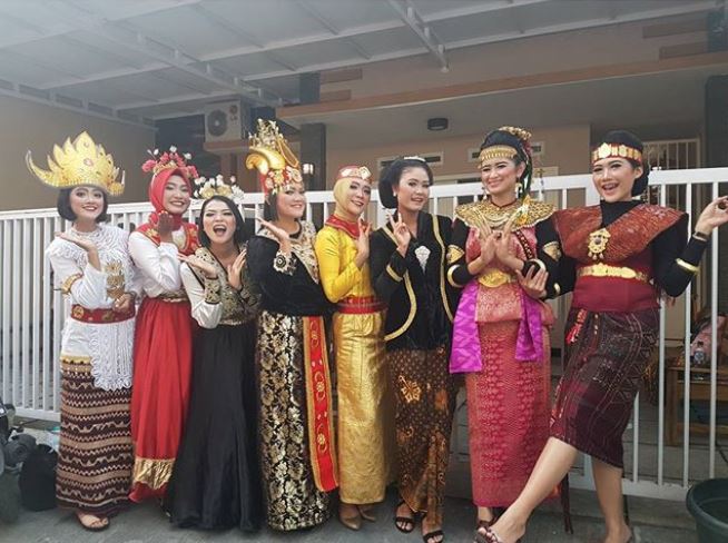 6 Foto cantiknya 'bridesmaid' Kahiyang, nggak sangka siapa mereka