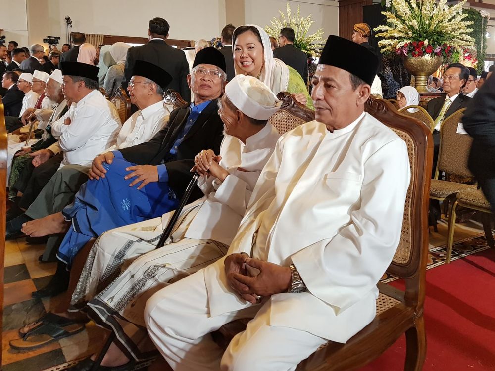 7 Foto kiai dan keluarga di nikahan Kahiyang-Bobby ini bikin adem 