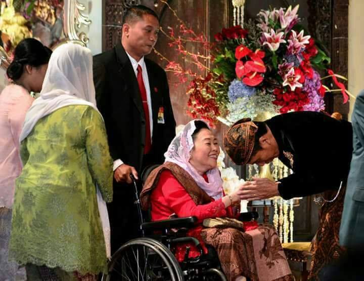 7 Foto kiai dan keluarga di nikahan Kahiyang-Bobby ini bikin adem 