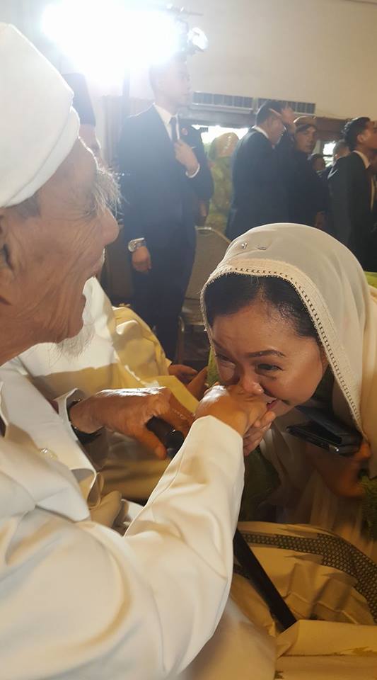 7 Foto kiai dan keluarga di nikahan Kahiyang-Bobby ini bikin adem 