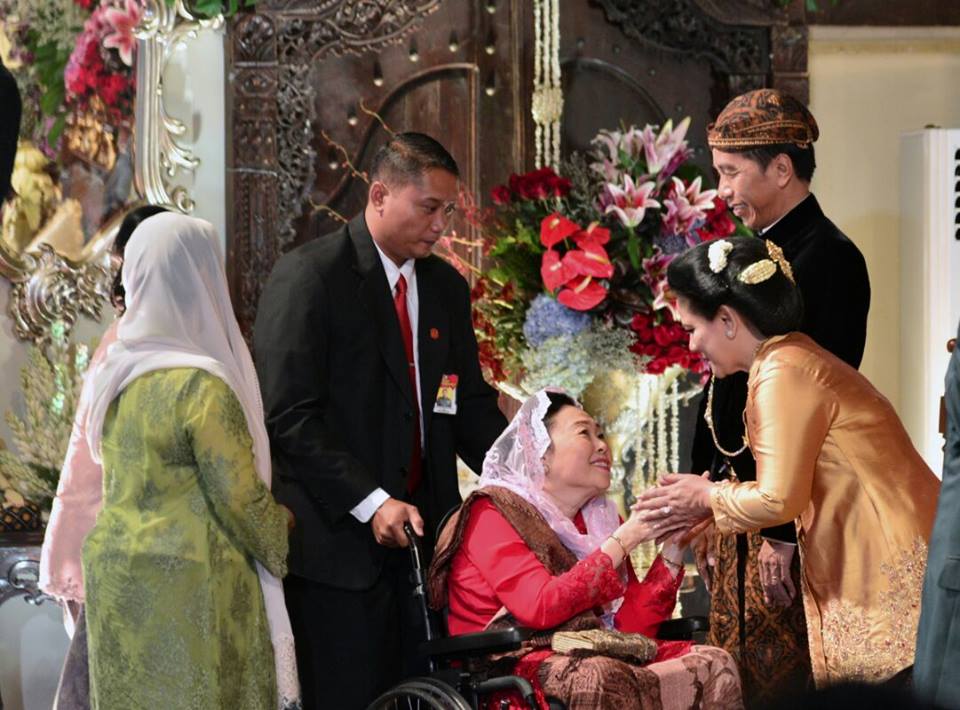 7 Foto kiai dan keluarga di nikahan Kahiyang-Bobby ini bikin adem 