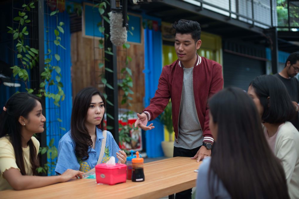 Dari panggung turun ke hati, 5 potret ini tunjukkan Isyana-Jaz cinlok