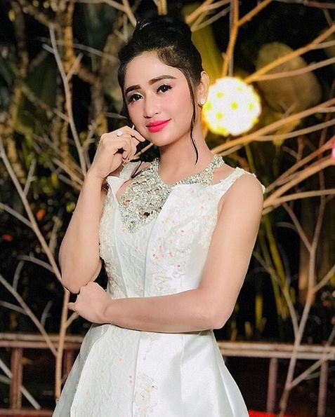 5 Seleb cantik Tanah Air ini pernah berantem dengan fans di medsos