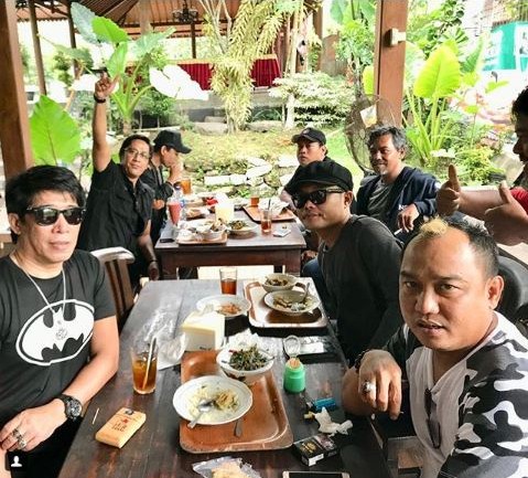 Selain ke resepsi Kahiyang-Bobby, ini aktivitas 5 seleb di Solo