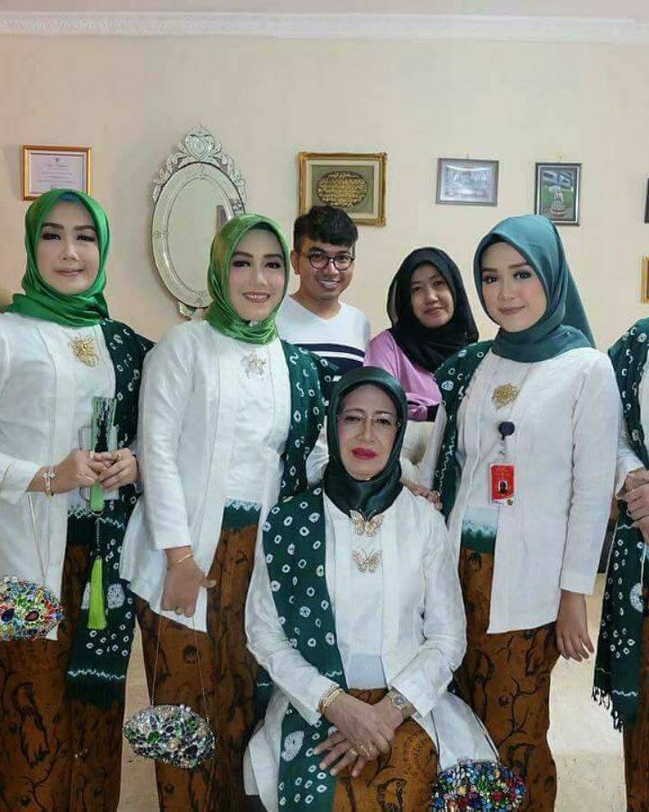 Potret Ibunda Jokowi di pernikahan Kahiyang-Bobby ini bikin pangling