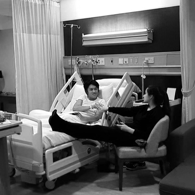 10 Gaya pacaran putri Titi DJ, tak sungkan mesra di kolam renang