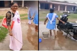 Mengawasi sambil bawa tongkat, cara guru hukum siswa ini kebangetan