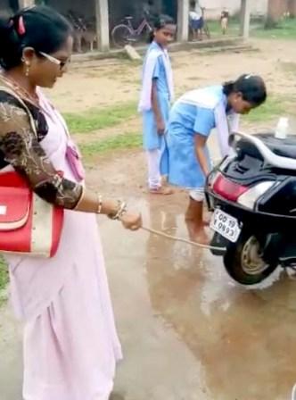 Mengawasi sambil bawa tongkat, cara guru hukum siswa ini kebangetan