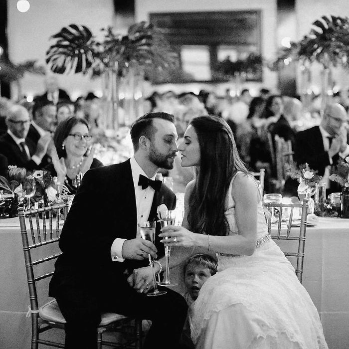 15 Aksi 'merusak' foto pernikahan ini bikin gemes sekaligus ngakak