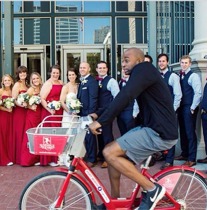 15 Aksi 'merusak' foto pernikahan ini bikin gemes sekaligus ngakak