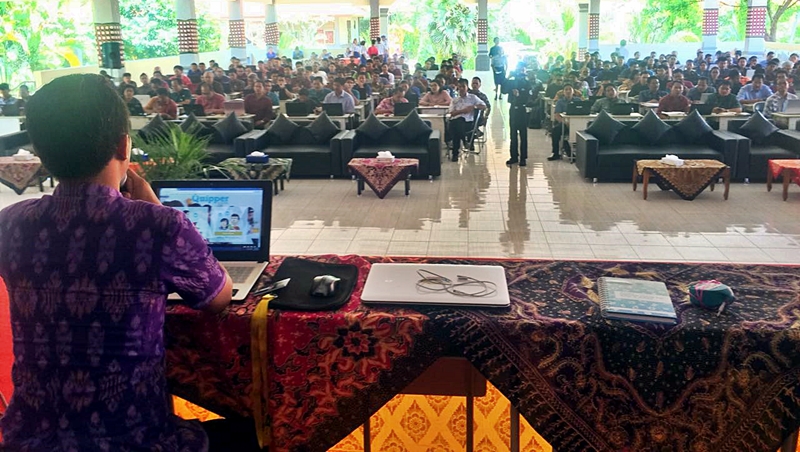 Pakai metode kelas digital, guru muda ini jadi 'mahaguru' di Bali