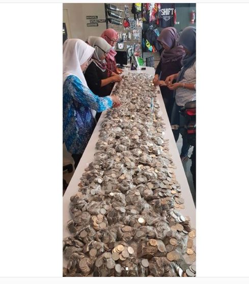 Nabung selama 2 tahun, pria ini beli motor sport pakai uang receh