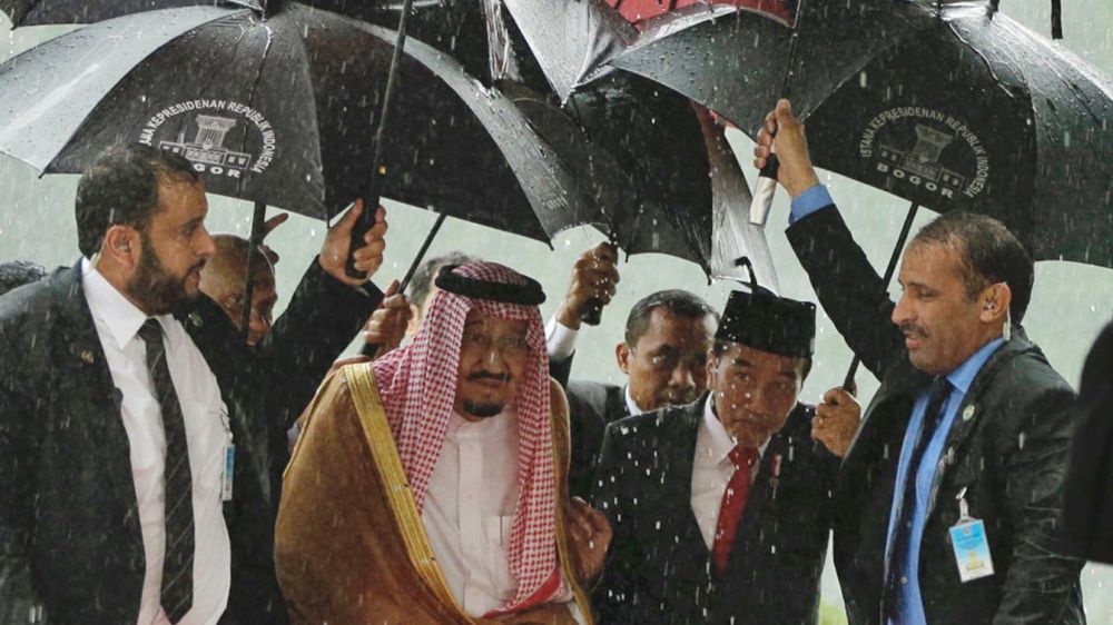 Ini gaya Jokowi saat payungi pemimpin negara lain, dekat dan hangat