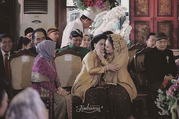 3 Momen keakraban Iriana Jokowi dan besannya di nikahan Kahiyang-Bobby